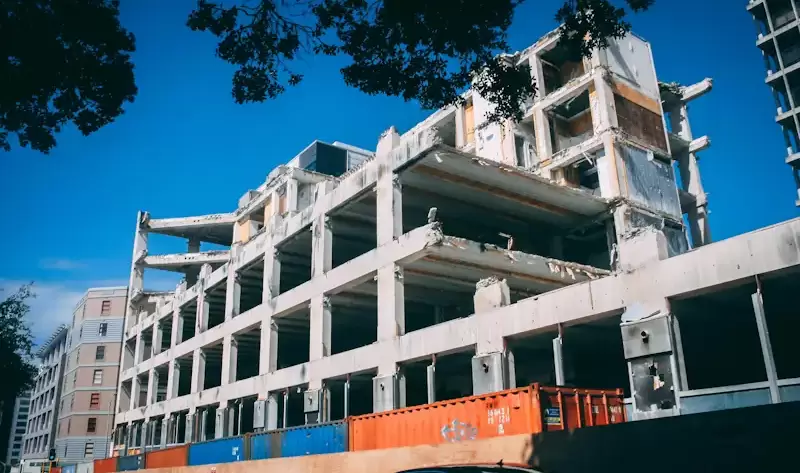 Kentsel Dönüşümde ‘Yarısı Bizden’ kampanyası ile Türkkan'ın açıklamaları, modern konutlar ve ticari alanlar.